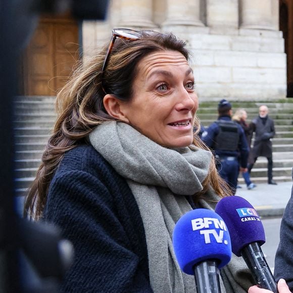 "Accessoirement, j'avais 10 kg de trop. Quand vous arrivez dans un fauteuil où l'image est primordiale, c'est compliqué, surtout pour la journaliste de terrain que j'étais."

Anne-Claire Coudray et Gilles Bouleau - Sortie des obsèques de Catherine Laborde en l’église Saint-Roch à Paris, le 6 février 2025. Décédée le 28 janvier 2025 à l'âge de 73 ans, l'ancienne présentatrice météo de TF1 (1988 - 2017) était atteinte de la maladie neurodégénérative à corps de Lewy. 
© Jacovides - Moreau / Bestimage