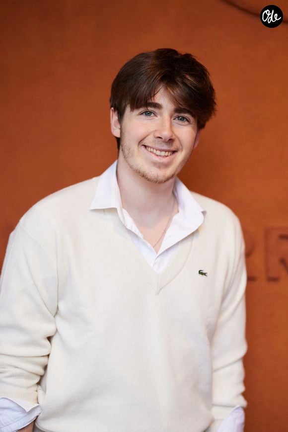 Éloignés géographiquement de la France, ses deux fils, Oscar et Léon, subissent par ricochet cette affaire.

Oscar Bruel lors des Internationaux de France de tennis de Roland Garros 2024, à Paris, le 31 mai 2024. 

© Jacovides-Moreau/Bestimage
