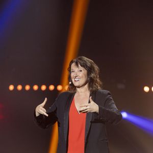 Exclusif - Anne Roumanoff sur scène lors du concert "Leurs voix pour l'espoir" diffusé le 5 juillet en prime sur C8, à l'Olympia à Paris le 11 mars 2024.  © Perusseau / Bellak / Bestimage