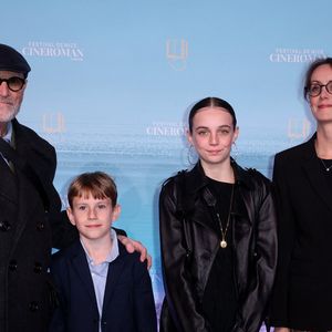 Tchéky Karyo, sa compagne Valérie Keruzoré et leurs enfants. Tapis rouge lors de la 7e édition du festival Cineroman à Nice le 3 Octobre 2025 . © Bebert-Jacovides/Bestimage