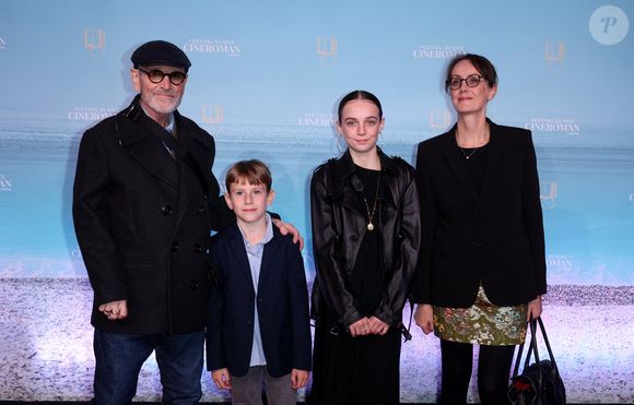 Tchéky Karyo, sa compagne Valérie Keruzoré et leurs enfants. Tapis rouge lors de la 7e édition du festival Cineroman à Nice le 3 Octobre 2025 . © Bebert-Jacovides/Bestimage