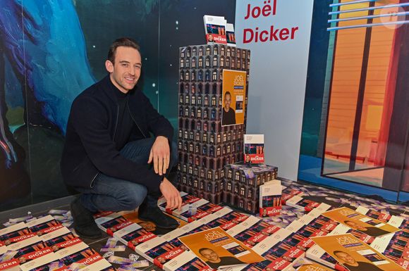 Joël Dicker présente son nouveau livre "Un animal sauvage" à la librairie Filigranes à Bruxelles, le 11 mars 2024.