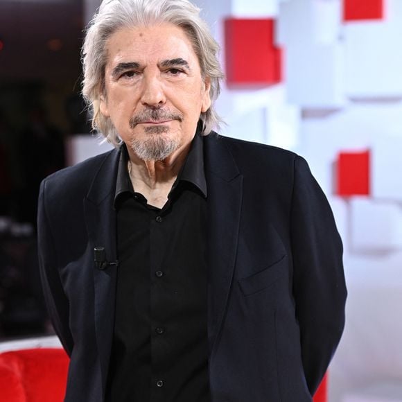 Exclusif - Serge Lama - Enregistrement de l'émission "Vivement Dimanche" présentée par M.Drucker et diffusée le 31 octobre sur France 2. Le 27 octobre 2021
© Guillaume Gaffiot / Bestimage