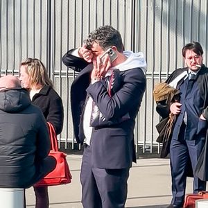 Stéphane Plaza en larmes à la sortie de son procès après avoir été reconnu coupable de "violences habituelles par concubin" et condamné à 12 mois de prison avec sursis, à Paris, France, le 18 février 2025. © Yehiel Chekroune/Bestimage