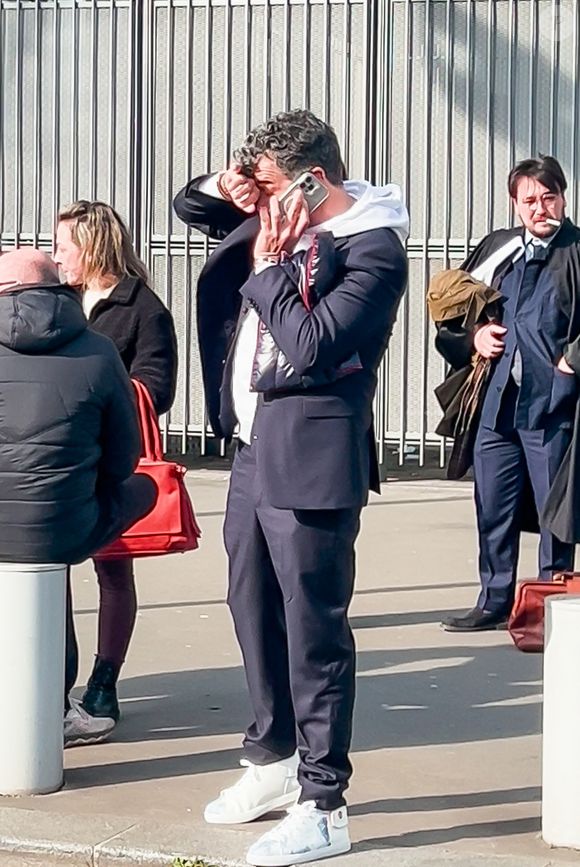 Stéphane Plaza en larmes à la sortie de son procès après avoir été reconnu coupable de "violences habituelles par concubin" et condamné à 12 mois de prison avec sursis, à Paris, France, le 18 février 2025. © Yehiel Chekroune/Bestimage