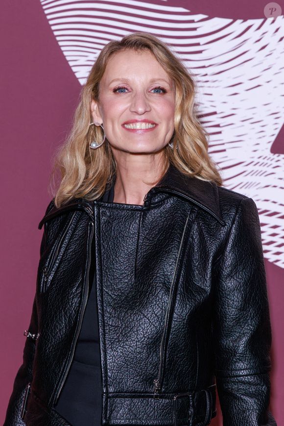 Bouleversée par ce diagnostic, Alexandra Lamy a préféré ne pas écouter ce médecin et ainsi, poursuivre sa carrière.

Alexandra Lamy au photocall du dîner de la 51ème cérémonie des César au Fouquet's à Paris, France, le 27 février 2026. 

Photo : Denis Guignebourg / Bestimage