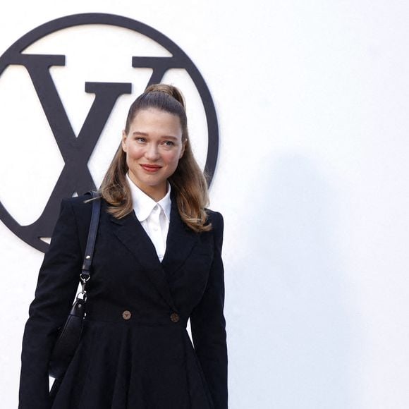 L'actrice française Léa Seydoux pose lors du photocall du défilé de mode Louis Vuitton au Park Güell le 23 mai 2024, à Barcelone, Catalogne (Espagne). Le Park Güell de Barcelone accueille aujourd'hui le défilé de mode de la collection Louis Vuitton Cruise 2025, dans le cadre de l'une des nombreuses actions prévues par la maison en collaboration avec la capitale catalane pour accompagner la 37e édition de l'America's Cup. La collection a été dessinée par Nicholas Ghesquière, et l'événement réunira des personnalités d'Hollywood et des artistes, ainsi que le propriétaire de LVMH, Bernard Arnault, l'homme à la plus grande fortune du monde.