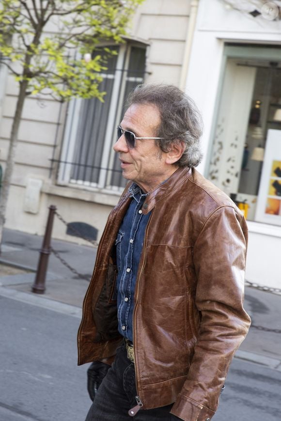 Exclusif - Philippe Manoeuvre - L'équipe de l'émission "Les Grosses Têtes" continue de travailler pendant le confinement lors de l'épidémie de coronavirus (COVID-19) le 6 avril 2020.
© Jack Tribeca / Bestimage
