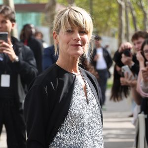 Et c'est en toute franchie qu'elle se confie sur son train de vie.

Marina Foïs aux arrivées du défilé Rabanne Collection Femme Prêt-à-Porter Printemps/Eté 2026 lors de la Fashion Week de Paris (PFW), à l'UNESCO, à Paris, France, le 2 octobre 2025. © Denis Guignebourg/Bestimage