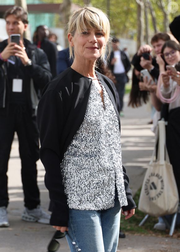 Et c'est en toute franchie qu'elle se confie sur son train de vie.

Marina Foïs aux arrivées du défilé Rabanne Collection Femme Prêt-à-Porter Printemps/Eté 2026 lors de la Fashion Week de Paris (PFW), à l'UNESCO, à Paris, France, le 2 octobre 2025. © Denis Guignebourg/Bestimage