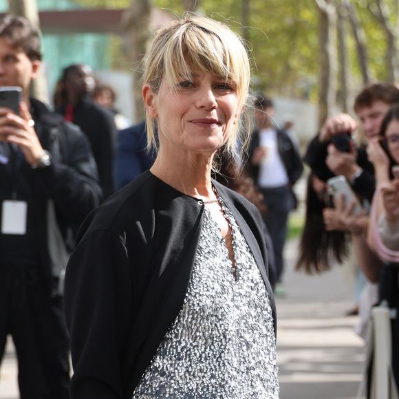 Et c'est en toute franchie qu'elle se confie sur son train de vie.

Marina Foïs aux arrivées du défilé Rabanne Collection Femme Prêt-à-Porter Printemps/Eté 2026 lors de la Fashion Week de Paris (PFW), à l'UNESCO, à Paris, France, le 2 octobre 2025. © Denis Guignebourg/Bestimage
