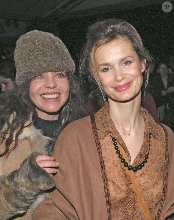 Les actrices françaises Marie Sophie L. et Fanny Bastien assistent au défilé de mode Pret-a-Porter automne-hiver 2005-2006 de Laure K au Carrousel du Louvre à Paris, France, le 7 mars 2005. Photo par Benoit Pinguet/ABACA.