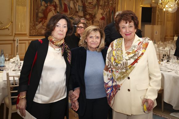 Muriel Beyer, Luce Perrot, Roselyne Bachelot - Les salons du Cercle Interallié ont fait salle comble ce mardi, réunissant de nombreuses personnalités autour de Maud Bregeon, qui s'est récemment vu confier, en plus du porte-parolat du Gouvernement, le ministère de l'Energie, un portefeuille hautement stratégique, en particulier dans le contexte de crise qui embrase le Moyen-Orient.
© Jack Tribeca / Bestimage