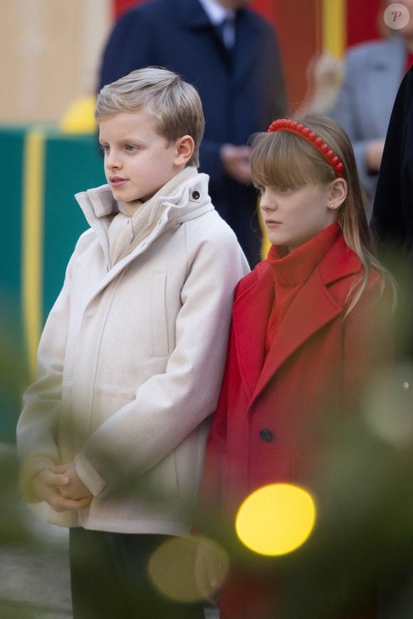 Ils ont ainsi remis de nombreux présents à plus de 700 enfants âgés de 5 à 12 ans

Le prince Jacques de Monaco, marquis des Baux, La princesse Gabriella de Monaco, comtesse de Carladès - La famille princière de Monaco offre les traditionnels cadeaux de Noël aux enfants monégasques dans la Cour du Palais Princier, le 18 décembre 2024. 
© Olivier Huitel / Pool Monaco / Bestimage