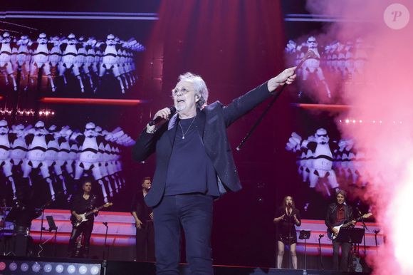Mais ce n'est pas l'énergie phénoménale que les concerts exigent depuis des années qui a contraint Patrick Hernandez à prendre un peu de repos : c'est un accident bête qui l'a cloué chez lui, raconte-t-il dans "Ici Paris".

Exclusif - Patrick Hernandez lors du concert Stars 80 vs Stars 90 au stade Decathlon Arena à Lille le 6 juin 2025. © Jack Tribeca / Bestimage