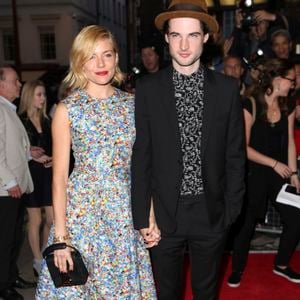 Sienna Miller et son fiancé Tom Sturridge - Première du film "Effie Gray" à Londres le 5 octobre 2014.