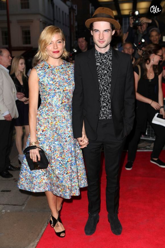 Sienna Miller et son fiancé Tom Sturridge - Première du film "Effie Gray" à Londres le 5 octobre 2014.