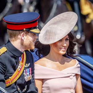 La princesse Meghan Markle et le prince Harry, la famille royale britannique, lors de la parade des couleurs. La reine Elizabeth, le prince de Galles, Charles, la duchesse de Cornouailles, Camilla, le duc et la duchesse de Cambridge, le prince George, la princesse Charlotte, le prince Andrew et la princesse Anne, à Londres, au Royaume-Uni, lors de la parade des couleurs. Cette parade annuelle célèbre l'anniversaire officiel de la reine. Londres, Royaume-Uni, le 9 juin 2018. Photo : Robin Utrecht/ABACAPRESS.COM