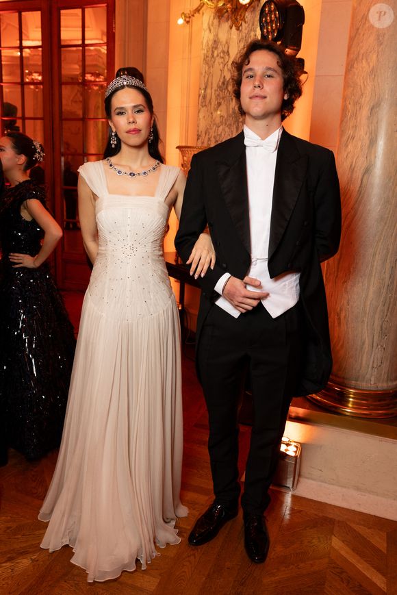 Exclusif - Gabrielle Janssens de Balkany ( robe Luisa Beccaria ) et son cavalier Thomas Janssens de Balkany  - Défilé au Bal 2025 des débutantes à l’hôtel Shangri-La Paris le 29 novembre 2025. Le Bal / Moreau / Borde / Bestimage