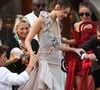 Vittoria, de 24 ans sa cadette, portait une magnifique robe à fleurs,
Venise, Italie - Leonardo DiCaprio arrive avec Vittoria Ceretti au mariage de Jeff Bezos le 26 juin 2025.
Photo : Venise, Italie - Leonardo DiCaprio arrive avec Vittoria Ceretti au mariage de Jeff Bezos le 26 juin 2025.