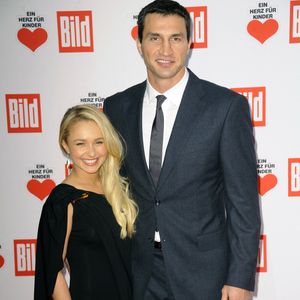 Son ex-compagnon Wladimir Klitschko lui a rendu hommage le 21 août

Hayden Panettiere et Wladimir Klitschko lors du gala de charité « Ein Herz für Kinder » 2013 (Un cœur pour les enfants) au Hangar 6 de l'aéroport de Tegel à Berlin, en Allemagne, le 6 décembre 2013. Photo : Look Press Agency/ABACAPRESS.COM