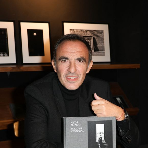 Exclusif - Nikos Aliagas - Séance de signature du livre de photos "Nikos Aliagas Regards vénitiens”" à la librairie-galerie La Hune YellowKorner à Paris, France, le 7 décembre 2023. Ce livre fait suite à l'exposition Nikos Alingas Regards Vénitieus présentée au Palazzo Vendramin Grimani à Venise par la Fondazione dell'Albero d'Oro du 4 février au 26 novembre 2023. © Coadic Guirec/Bestimage