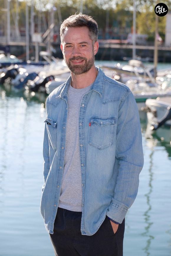 En pleine actualité avec Le Roi Soleil, il préserve ainsi son équilibre loin de la capitale.

Emmanuel Moire - Le festival de fiction TV de La Rochelle samedi 17 septembre 2022. © Christophe Aubert via Bestimage
