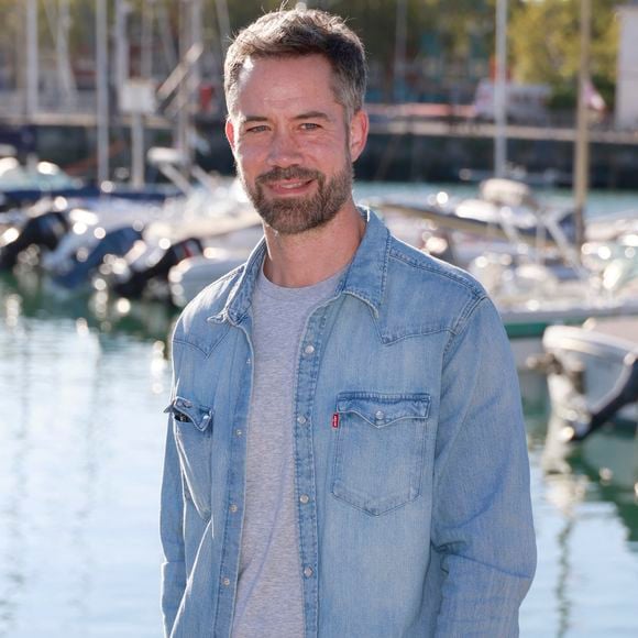En pleine actualité avec Le Roi Soleil, il préserve ainsi son équilibre loin de la capitale.

Emmanuel Moire - Le festival de fiction TV de La Rochelle samedi 17 septembre 2022. © Christophe Aubert via Bestimage
