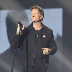 David Hallyday lors du concert du gala de Noël de l'association Tout le monde contre le cancer fête ses 20 ans diffusé le 24 décembre sur M6 à l'Adidas Aren Porte de la Chapelle à Paris, France, le 4 décembre 2025. © Coadic Guirec/Bestimage