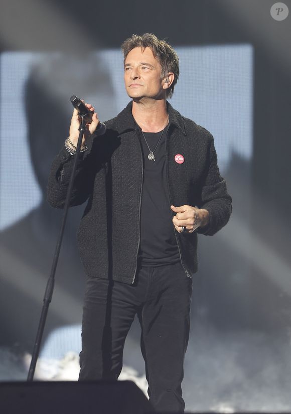 David Hallyday lors du concert du gala de Noël de l'association Tout le monde contre le cancer fête ses 20 ans diffusé le 24 décembre sur M6 à l'Adidas Aren Porte de la Chapelle à Paris, France, le 4 décembre 2025. © Coadic Guirec/Bestimage