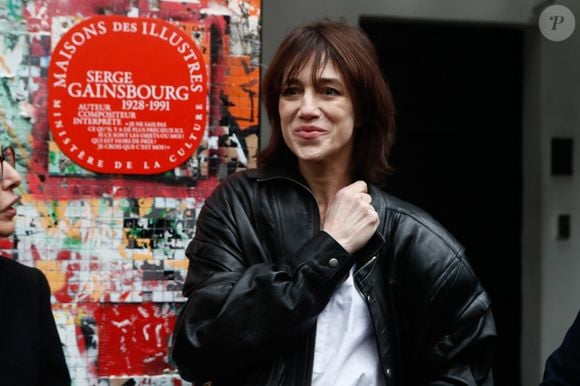 Charlotte Gainsbourg lors de la cérémonie de dévoilement de la plaque "Maison des Illustres" de la Maison Gainsbourg à Paris, France, le 2 avril 2024. © Christophe Clovis/Bestimage