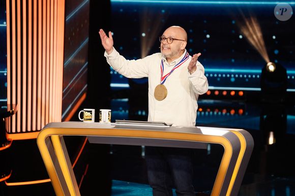 Et le temps d'une question, il échange de rôle avec l'un de ses invités : Yoann Riou devient présentateur.

Exclusif - Cyril Feraud et Yoann Riou échangent leurs places le temps d'une question - Enregistrement de l'émission "100% logique" présentée par C. Feraud et qui sera diffusée le 25 octobre 2025 sur France 2 au studio du Lendit à Saint-Denis, France, le 14 mars 2025. © Christophe Clovis/Bestimage