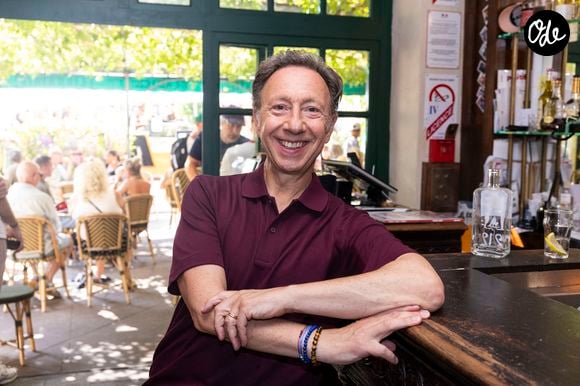 Exclusif - Stéphane Bern en séance de dédicace lors de la manifestation littéraire "Les Plumes de Ramatuelle" au Café de l'Ormeau, dans le cadre du festival artistique de la commune, le 2 août 2026. © Cyril Bruneau / Festival de Ramatuelle / Bestimage