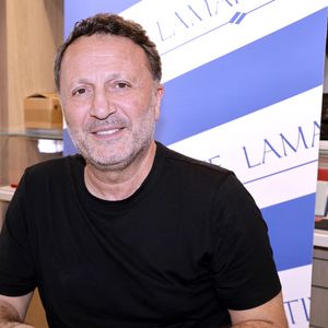 Exclusif - Arthur (Jacques Essebag) en séance de dédicaces pour la sortie de son nouveau livre "Même la nuit ne veut pas de moi (Ed. Grasset)" à la librairie Lamartine à Paris, le 27 mai 2026.
© Cédric Perrin / Bestimage