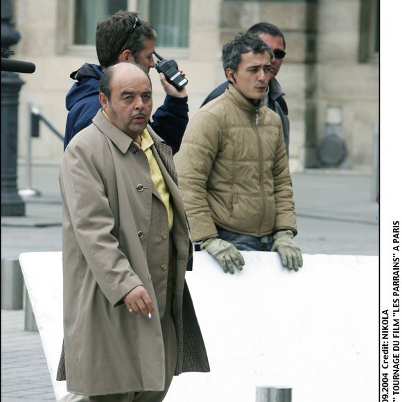"JACQUES VILLERET" TOURNAGE DU FILM "LES PARRAINS" A PARIS "PLAIN PIED" HOMME ACTEUR COMEDIEN CIGARETTE