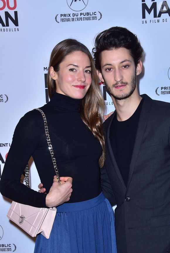 Pierre Niney et sa compagne Natasha Andrews - Avant-Première du film "Papa ou Maman" au Cinéma Pathé Beaugrenelle à Paris le 26 janvier 2015.