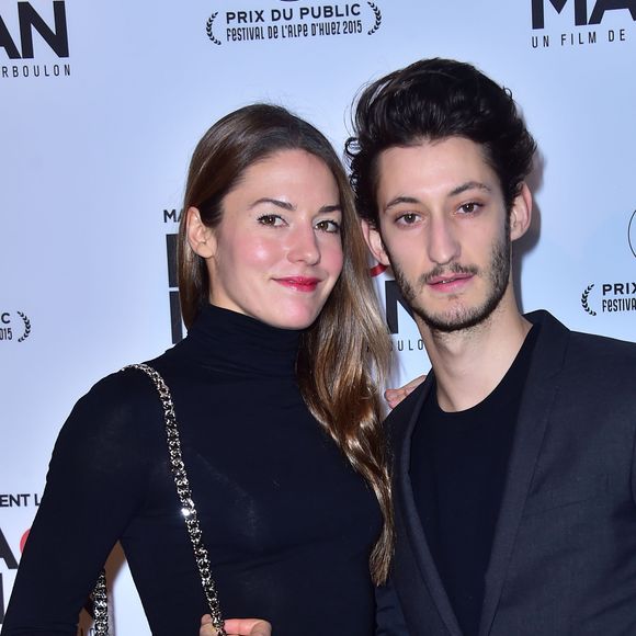 Pierre Niney et sa compagne Natasha Andrews - Avant-Première du film "Papa ou Maman" au Cinéma Pathé Beaugrenelle à Paris le 26 janvier 2015.