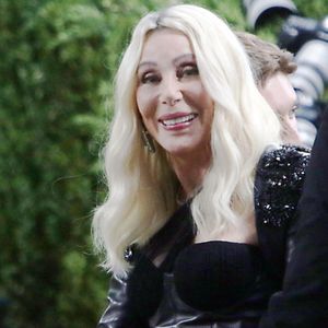 Pour expliquer sa forme, la star confie s'imposer une discipline de fer au quotidien : pas d'alcool, aucune cigarette, jamais de drogue et des séances de sport régulières.

Cher au Met Gala 2026, célébrant "Costume Art" au Metropolitan Museum of Art à New York.

©Bestimage