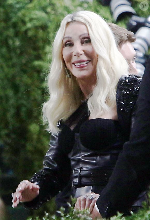 Pour expliquer sa forme, la star confie s'imposer une discipline de fer au quotidien : pas d'alcool, aucune cigarette, jamais de drogue et des séances de sport régulières.

Cher au Met Gala 2026, célébrant "Costume Art" au Metropolitan Museum of Art à New York.

©Bestimage