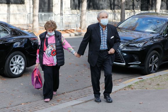 Pierre Perret et sa femme Simone Mazaltarim - Arrivées de l'émission "Vivement Dimanche Prochain" qui sera diffusée le 17 octobre 2021 au Studio Gabriel à Paris, France, le 13 octobre 2021. © Christophe Clovis / Bestimage
