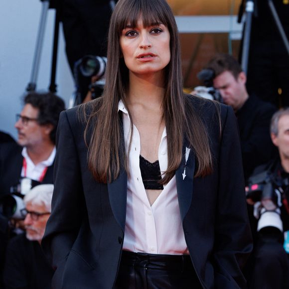 À savoir Clara Luciani.

August 30, 2025, Lido Di Venezia, Italy: Clara Luciani attends the ''Frankenstein'' red carpet during the 82nd Venice International Film Festival on August 30, 2025 in Venice, Italy. Ã‚Â©Photo: Cinzia Camela. (Credit Image: © Cinzia Camela/LPS via ZUMA Press Wire)