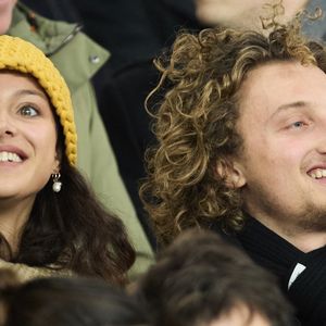 Jenaye Noah et son frère Joalukas Noah - Célébrités dans les tribunes lors du match de Ligue 1 McDonald's opposant le Paris Saint-Germain (PSG) à l'Olympique de Marseille (OM) - (3-1) au Parc des Princes à Paris le 16 mars 2025. © Cyril Moreau/Bestimage