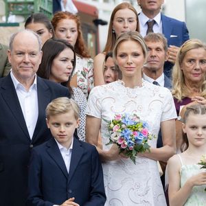 Première apparition de cette rentrée pour le prince héréditaire Jacques et la princesse Gabriella, les enfants - qui fêteront leur 11ème anniversaire en décembre prochain - étaient des plus élégants pour cette journée

Le prince Albert II de Monaco, La princesse Charlène de Monaco avec leurs enfants le prince Jacques de Monaco, marquis des Baux et la princesse Gabriella de Monaco, comtesse de Carladès et Mélanie-Antoinette de Massy au 'Pique-nique des Monégasques’, Monaco. 6 septembre 2025 © Olivier Huitel/Pool Monaco/Bestimage