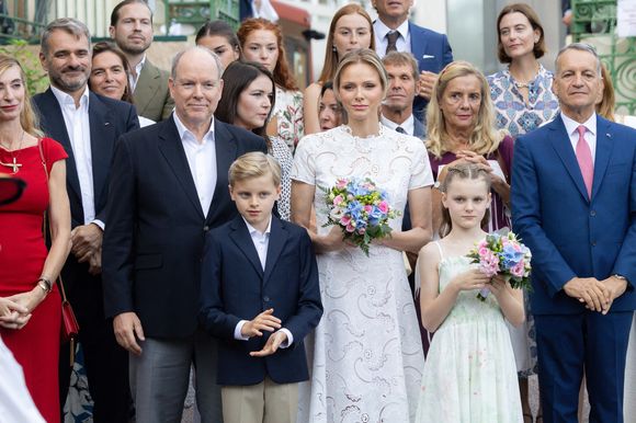 Première apparition de cette rentrée pour le prince héréditaire Jacques et la princesse Gabriella, les enfants - qui fêteront leur 11ème anniversaire en décembre prochain - étaient des plus élégants pour cette journée

Le prince Albert II de Monaco, La princesse Charlène de Monaco avec leurs enfants le prince Jacques de Monaco, marquis des Baux et la princesse Gabriella de Monaco, comtesse de Carladès et Mélanie-Antoinette de Massy au 'Pique-nique des Monégasques’, Monaco. 6 septembre 2025 © Olivier Huitel/Pool Monaco/Bestimage