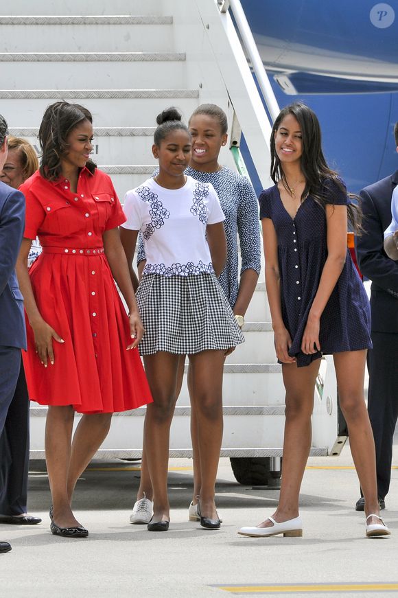 La première dame des Etats-Unis Michelle Obama, ses filles Malia et Sasha (Natasha) et sa mère Marian Robinson à leur accueil par Luigi Brugnaro et Luca Zaia lors de leur arrivée en avion à l'aéroport de Venise, le 19 juin 2015. ©SGP / BESTIMAGE