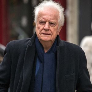 André Dussollier lors de la cérémonie d'enterrement de l'acteur franco-danois Niels Arestrup devant l'église Saint-Roch à Paris, France, le 10 décembre 2024. Photo par Denis Prezat/ABACAPRESS.COM