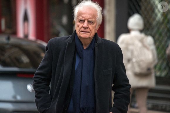 André Dussollier lors de la cérémonie d'enterrement de l'acteur franco-danois Niels Arestrup devant l'église Saint-Roch à Paris, France, le 10 décembre 2024. Photo par Denis Prezat/ABACAPRESS.COM