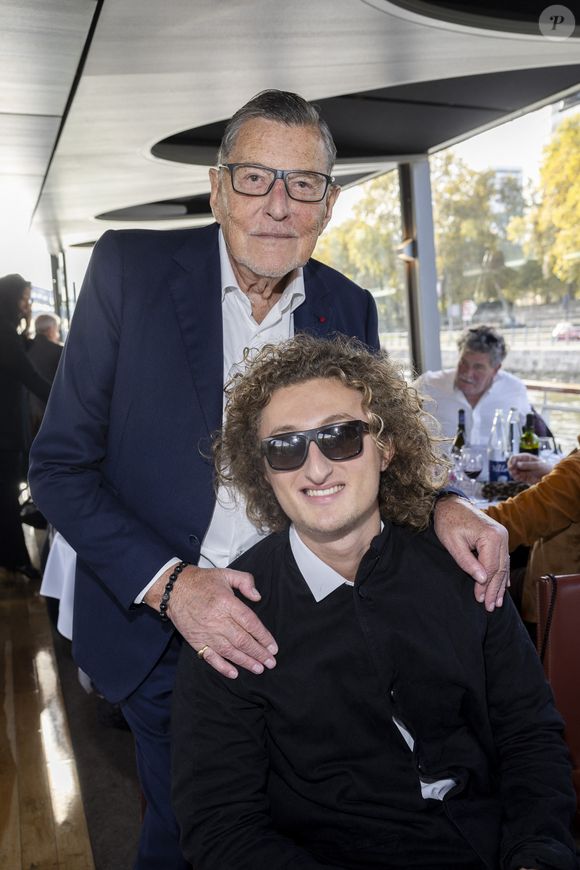 Exclusif - Jean-Claude Camus et son petit-fils Joalukas Noah - Anniversaire pour ses 85 ans  de Jean-Claude Camus avec ses proches et sa famille sur la péniche "Bel Ami" à Paris. Le 29 octobre 2023
© Cyril Moreau / Bestimage
