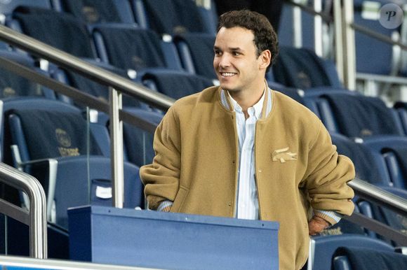 Dans une interview accordée à "Télé-Loisirs", le nageur handisport a affirmé qu’il ne participerait jamais à l’émission.

Théo Curin dans les tribunes lors du match de Ligue 1 McDonald's "PSG - Auxerre (2-0)" au Parc des Princes, le 27 septembre 2025.

© Cyril Moreau/Bestimage