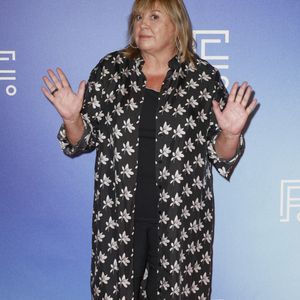 "Non, mais il en a tellement faites des citations, il a beaucoup écrit pour Patrick Timsit... C'était moi la femme idéale. On se demande pourquoi il s'est barré !", a-t-elle répondu avec humour.

Michéle Bernier de la série  Parfum du Bonheur
La 27e édition du Festival de la Fiction de La Rochelle, vendredi 19 eptembre 2025. © Christophe Aubert via Bestimage